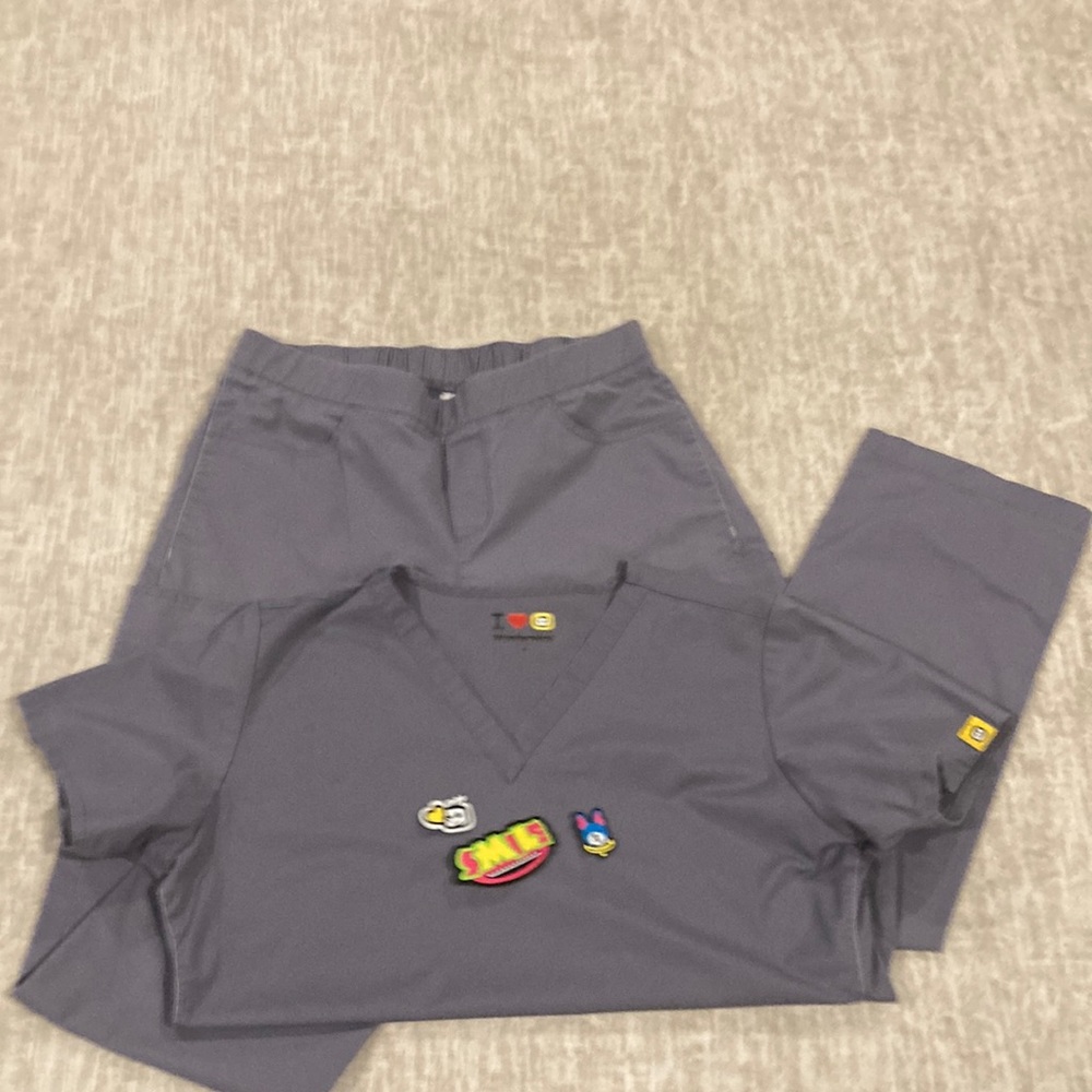 Wonder wink medical scrub set